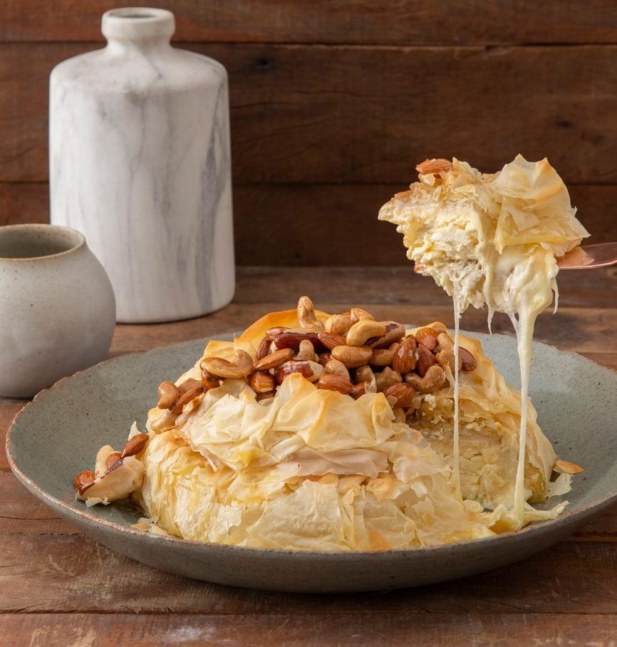 Brie folhado com mel e amêndoas Gheelivery Ghee Banqueteria