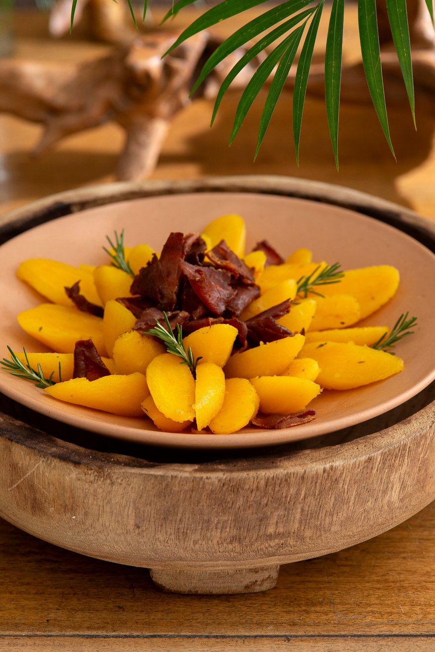 Mandioquinha assada ao azeite de tomilho e cripsy de parma