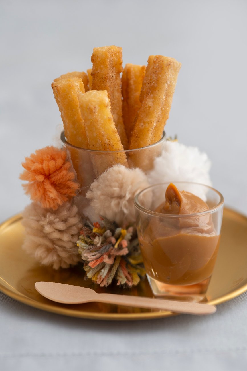 Mini churros com doce de leite