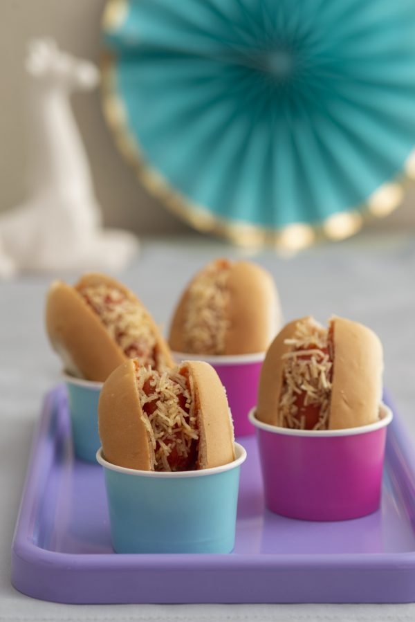 Mini hotdog com molhinho de tomate e batata palha