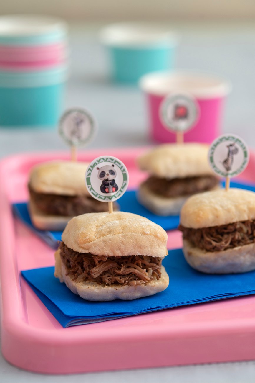 Mini ciabata com carne de panela desfiada