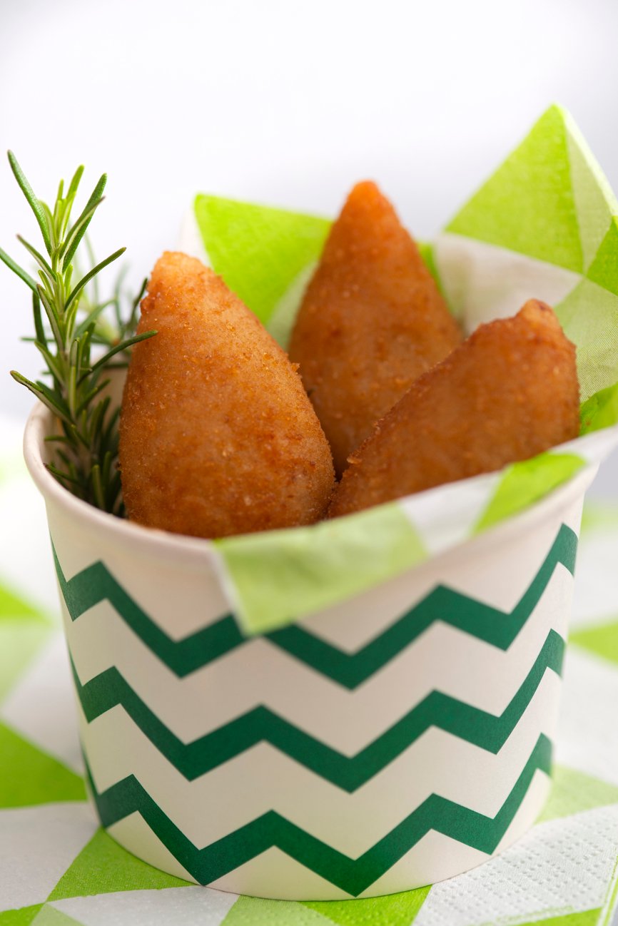 Coxinha cremosa de frango com requeijão