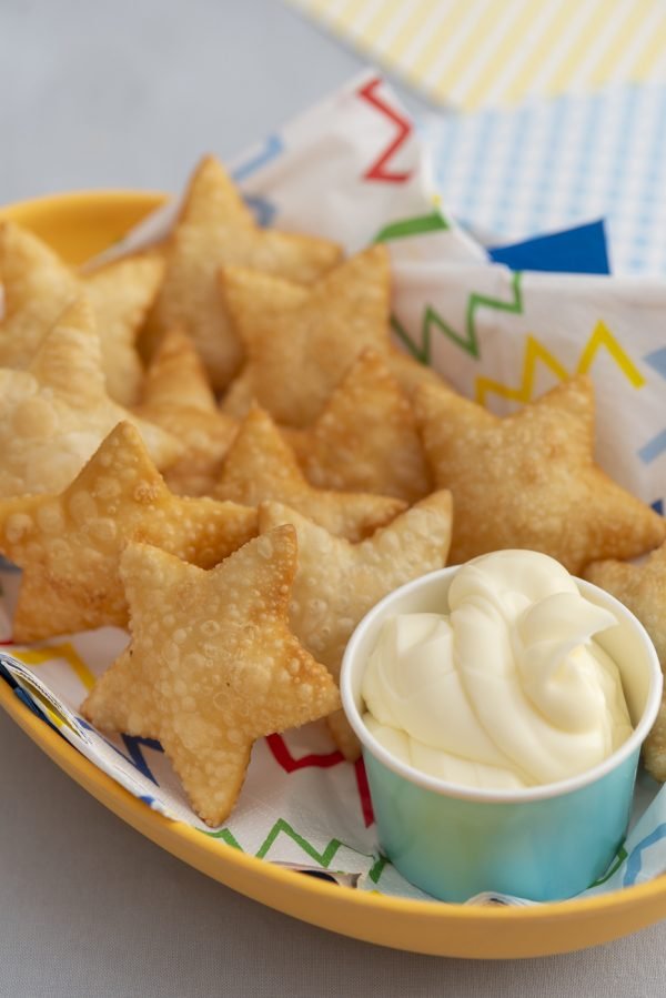 Mini pastel de vento em formato divertido com dip de requeijão