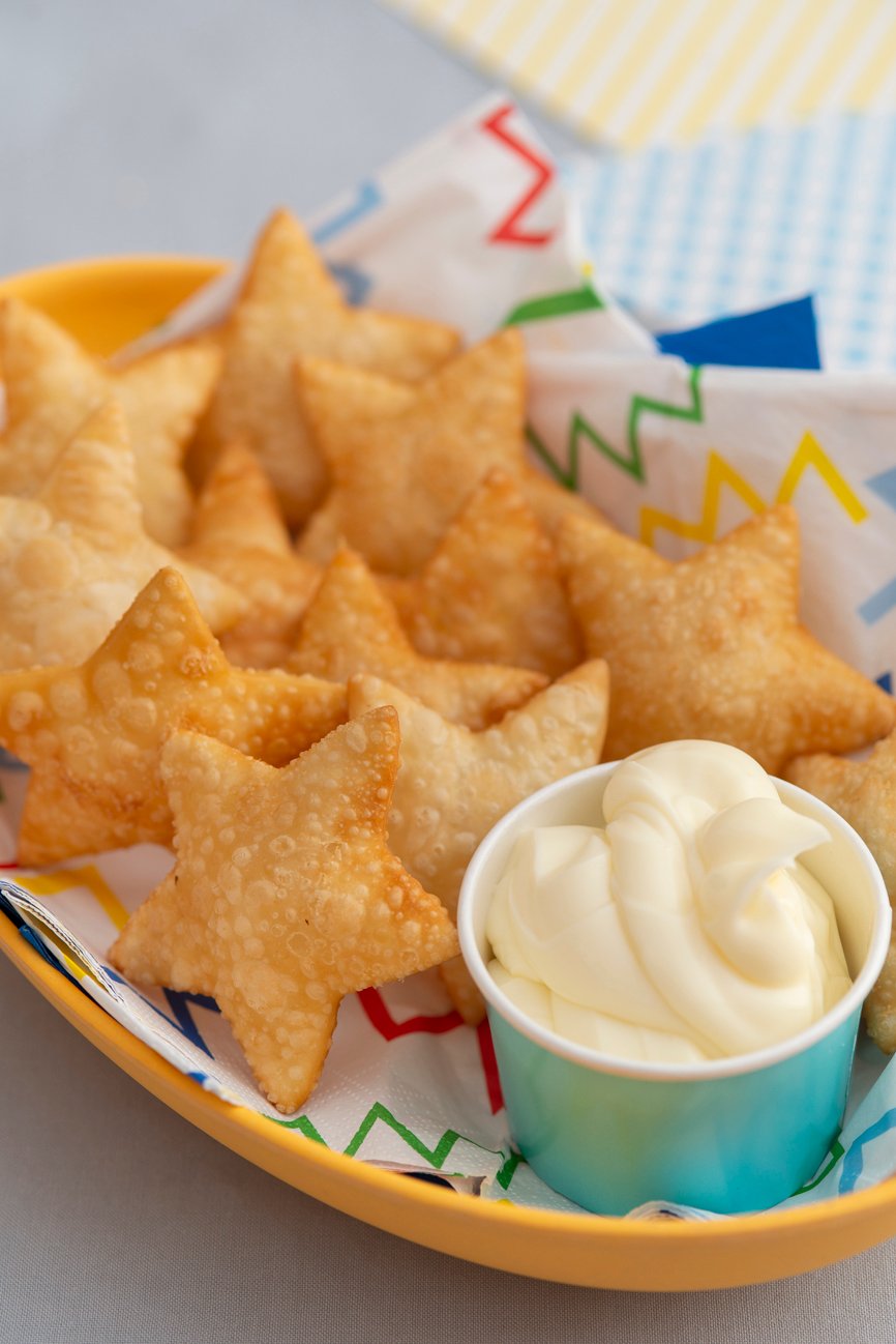 Mini pastel de vento em formato divertido com dip de requeijão