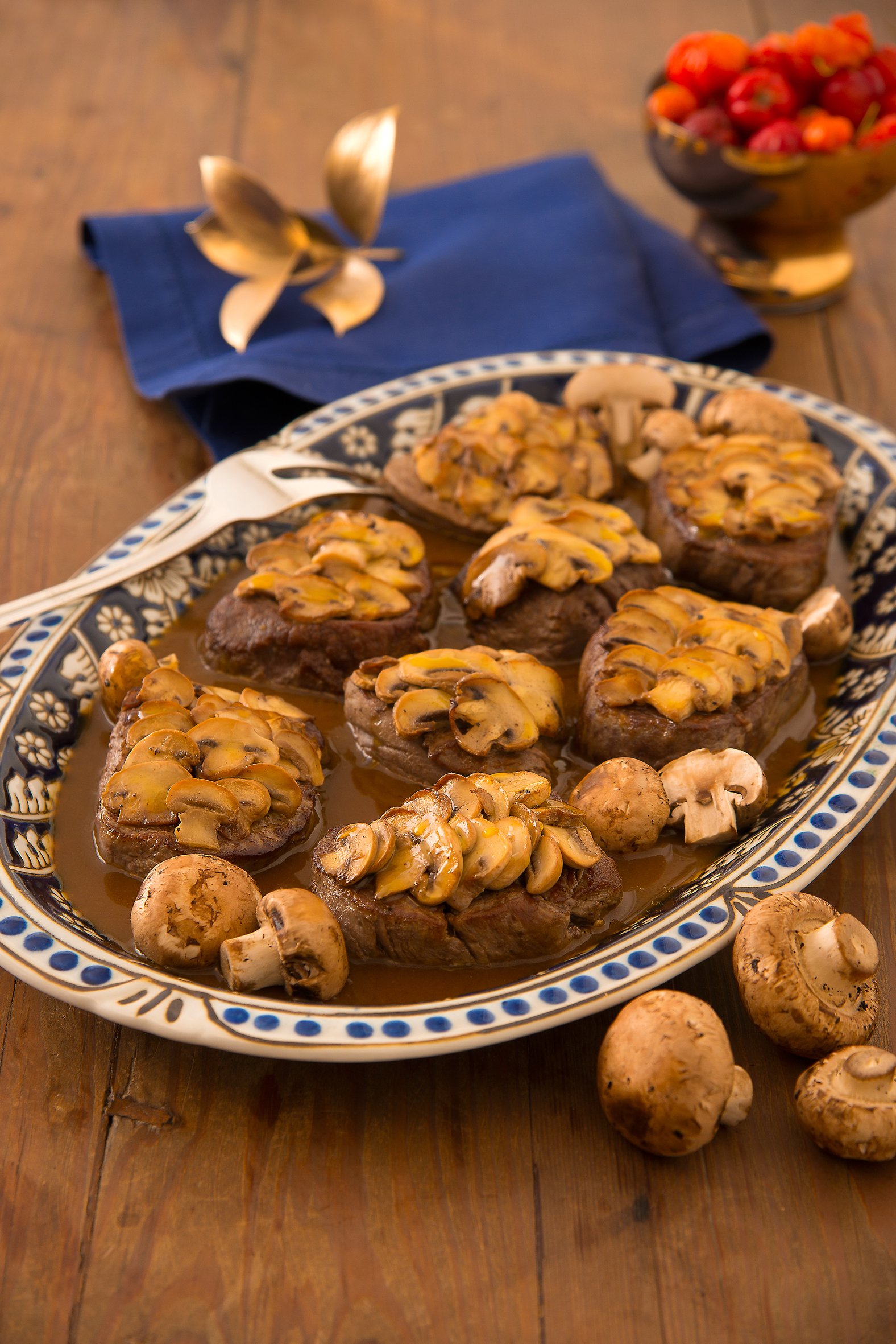 Bombom de mignon com escama de cogumelos ao molho dijon