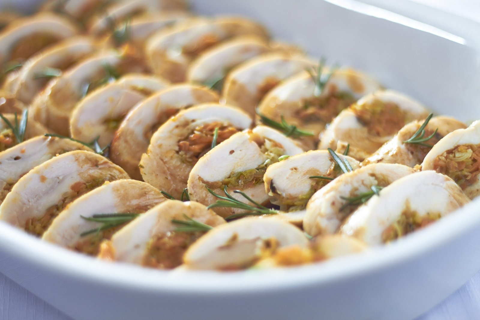 Espiral de peito de frango recheado com parma, muçarela e cogumelos ao molho sauvignon blanc