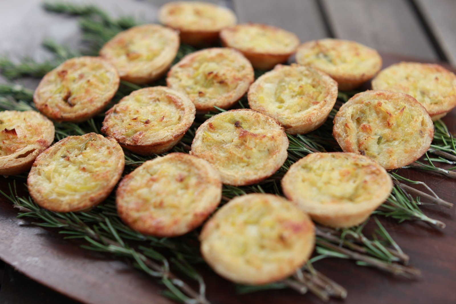Mini quiche de alho poró e emmental