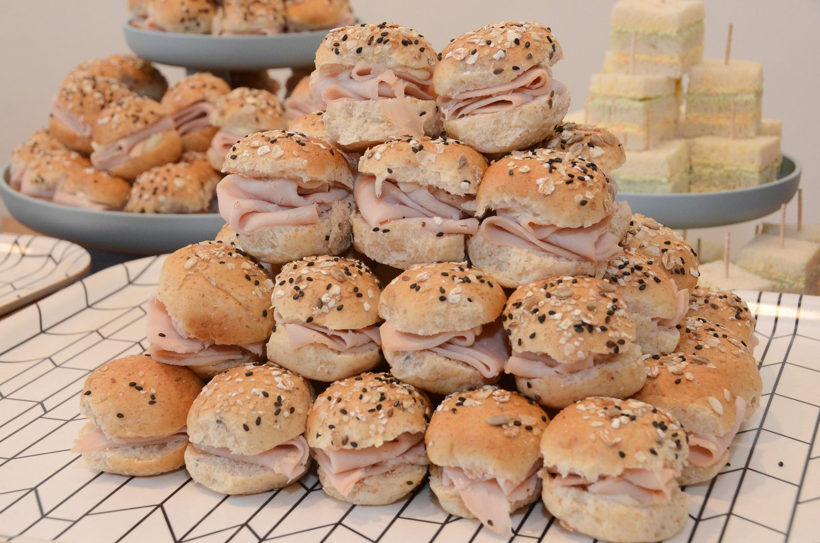 Mini pão 7 grãos com peito de peru e requeijão
