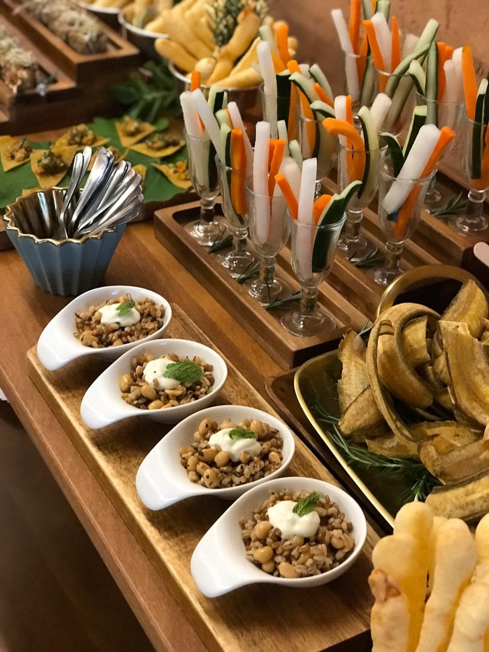 Salada de grãos de trigo com tomates, cebola roxa, amêndoas e passas ao azeite de zátar