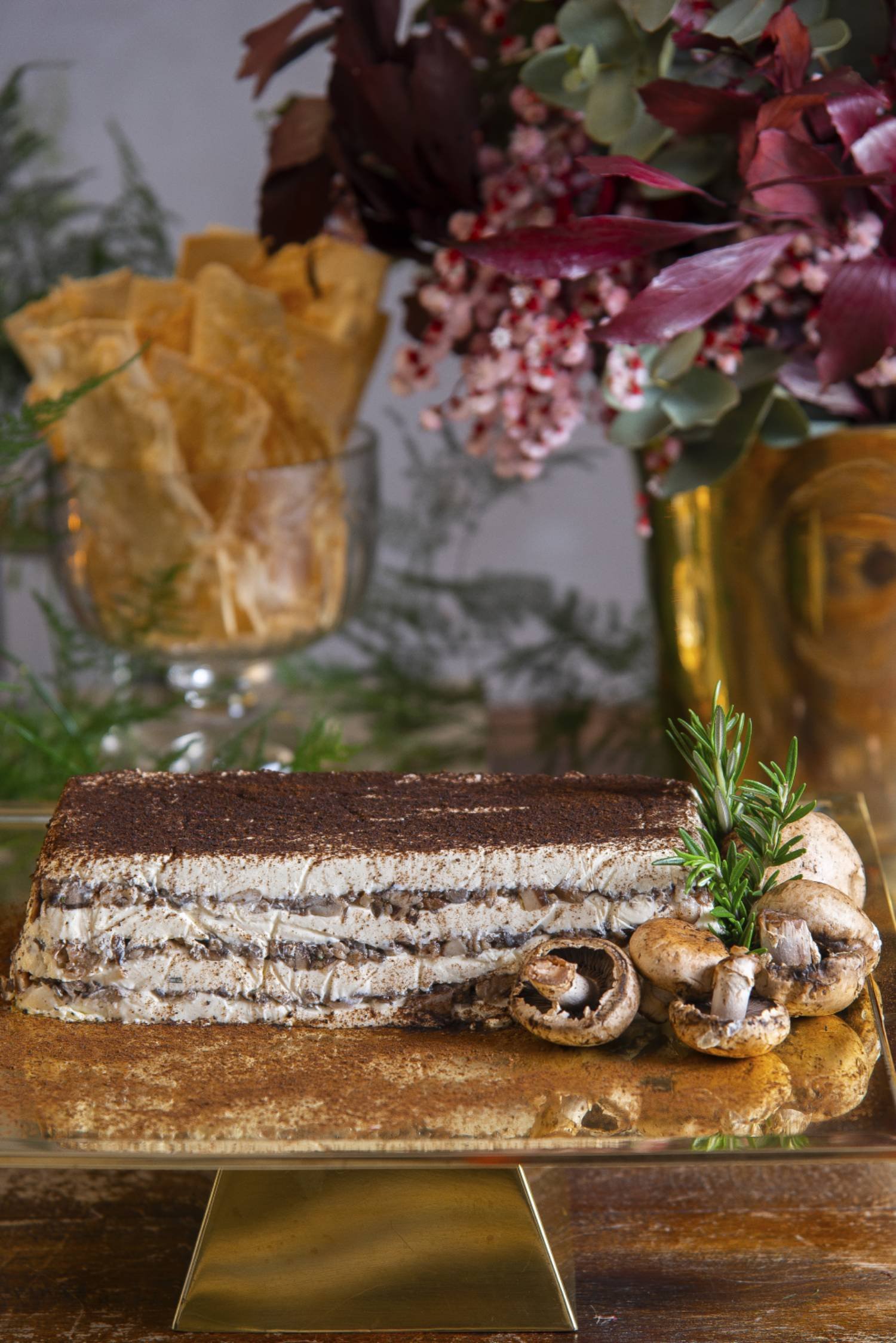 Terrine de cogumelos com areia de funghi. Acompanha pão placa de parmesão