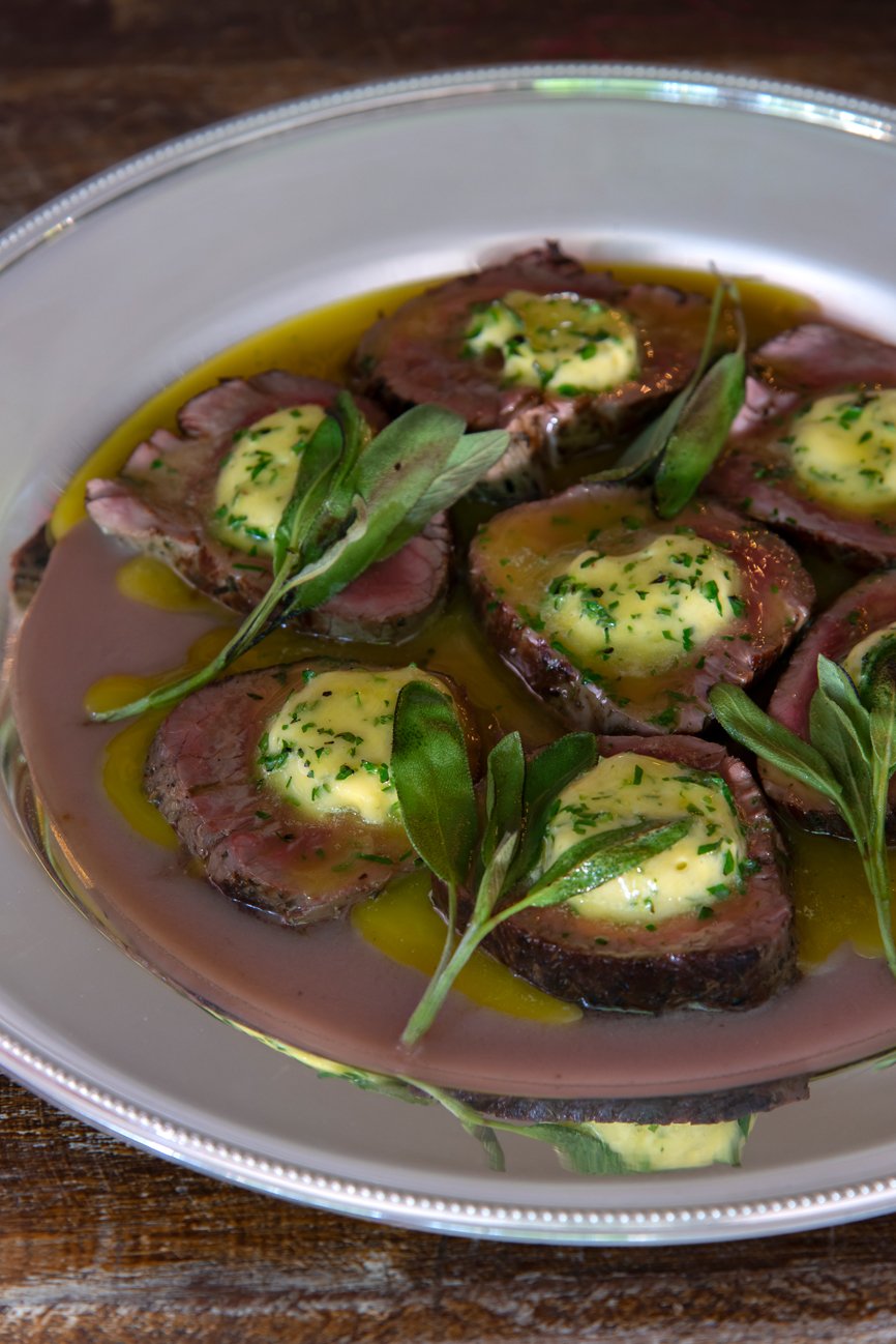 Tagliata de mignon com manteiga de sálvia e molho de vinho rosé