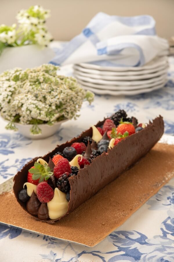 Telha de chocolate belga com três ganaches e frutas vermelhas