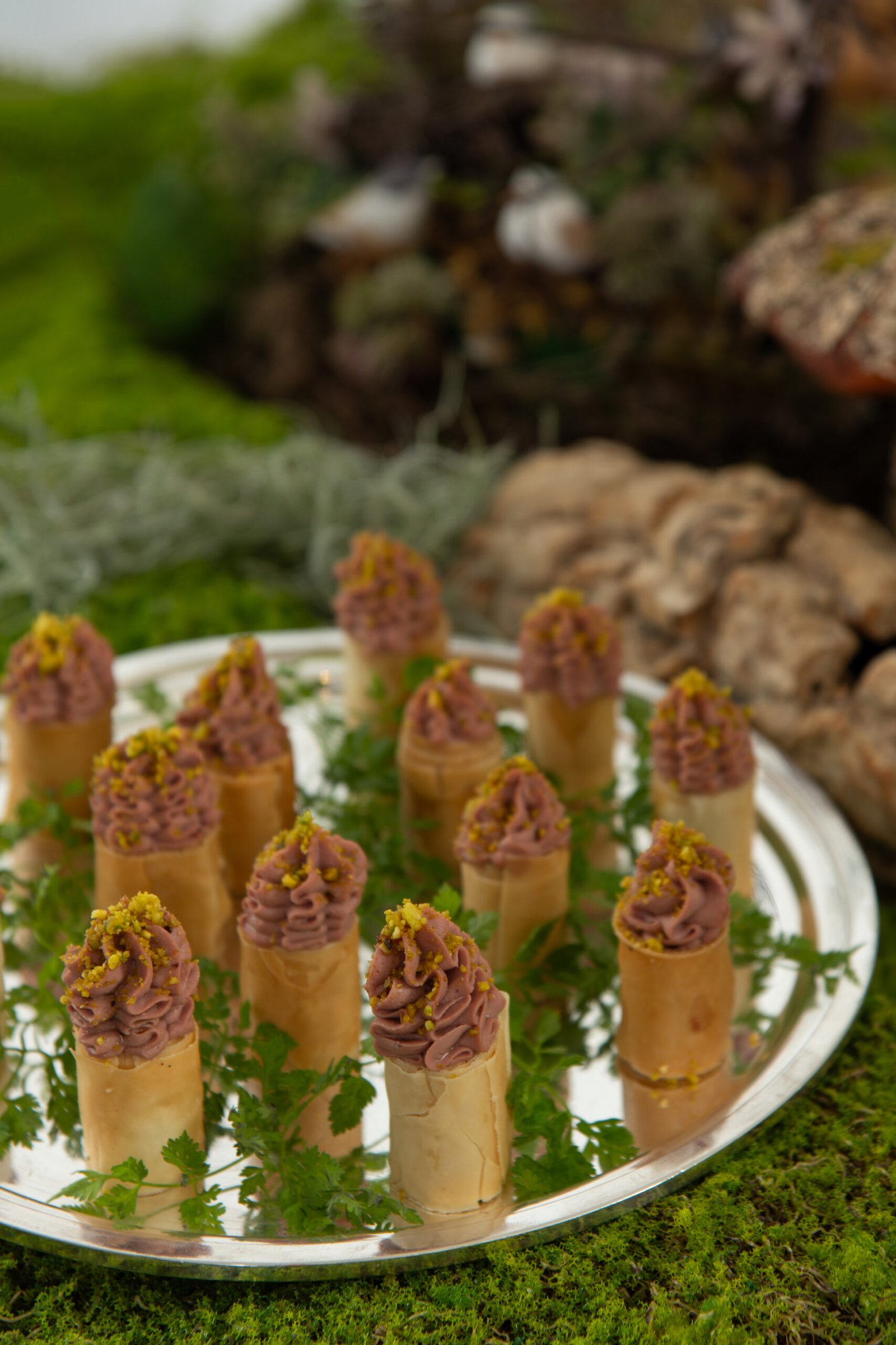 Canoli de foie com farofinha de pistache