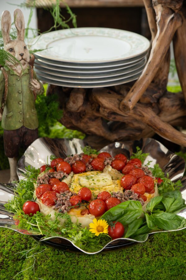 Torta de bacalhau gadus morhua com tomates e tapenade