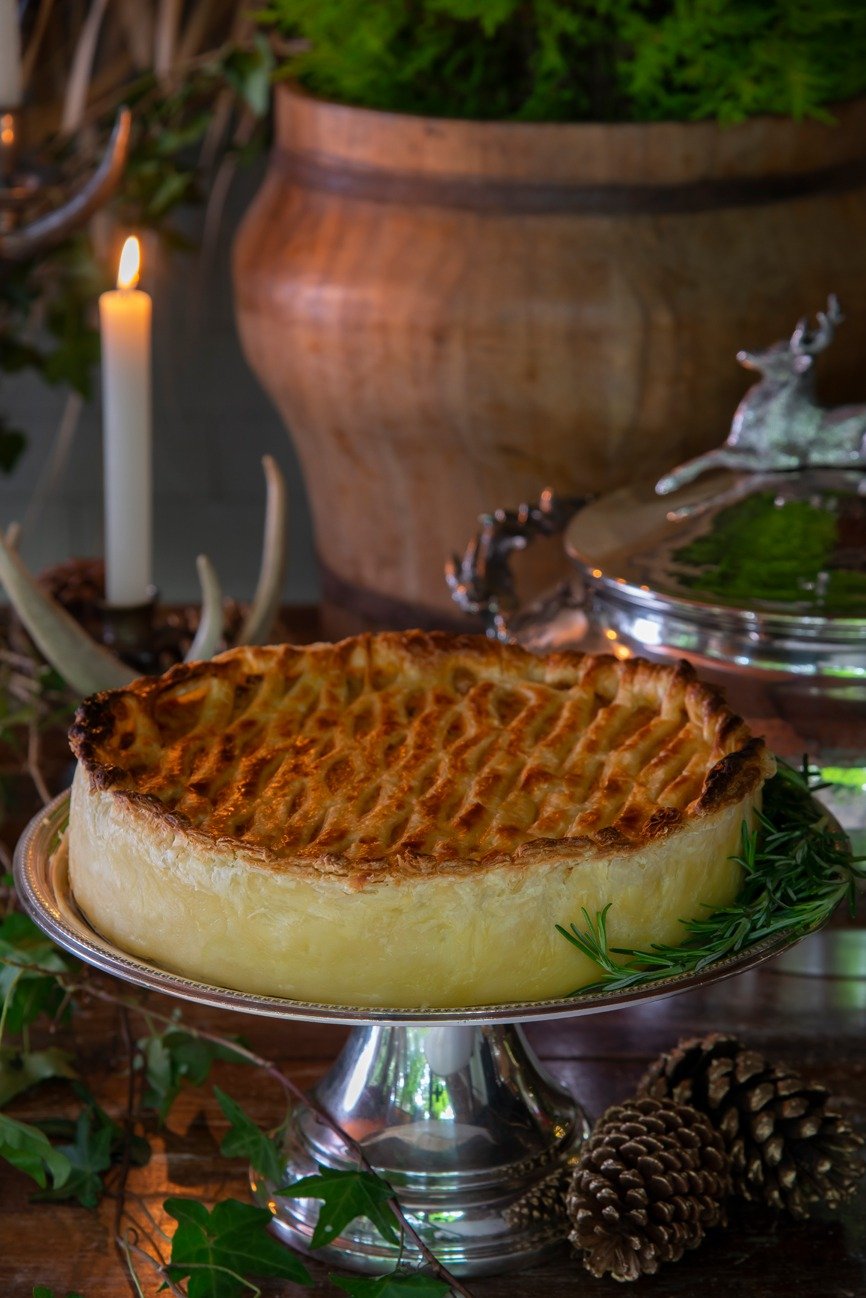 Torta folhada de bacalhau às natas e tapenade verde